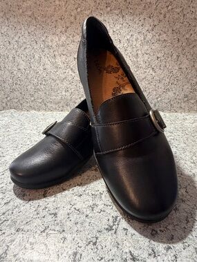 Taos “Uppity” Black Leather Supportive Loafers. Buckle Detail. Womens Size 9